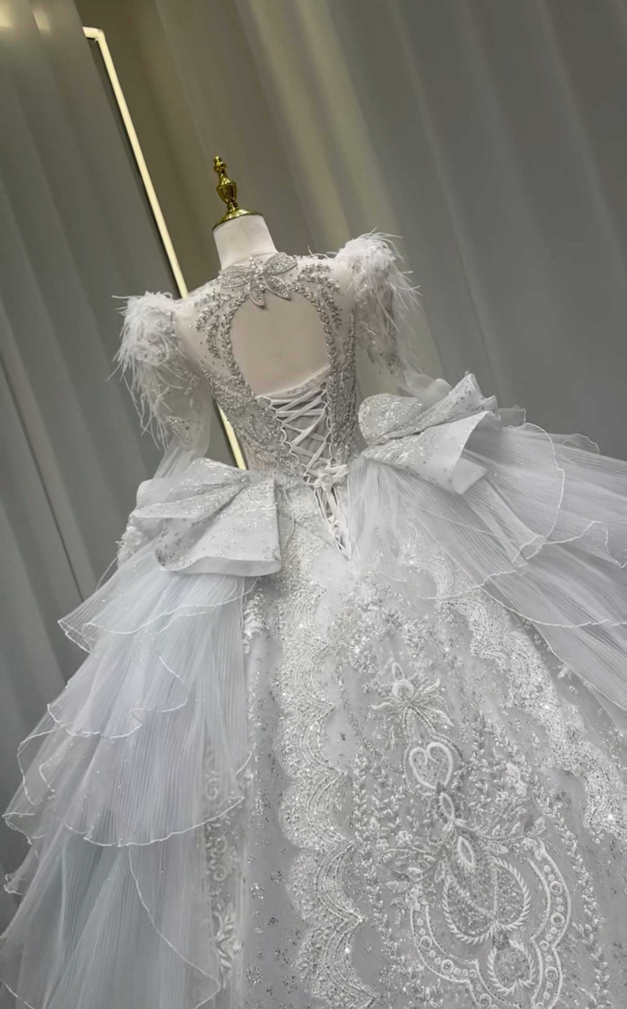 美品　咲き誇る刺繍　ロングトレーン　前撮り　長袖　王道派　サイズオーダー可能　ブライダル　白　vネック　ビジュー付き結婚