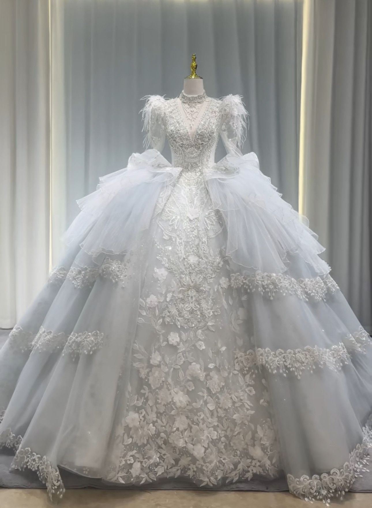 美品　咲き誇る刺繍　ロングトレーン　前撮り　長袖　王道派　サイズオーダー可能　ブライダル　白　vネック　ビジュー付き結婚