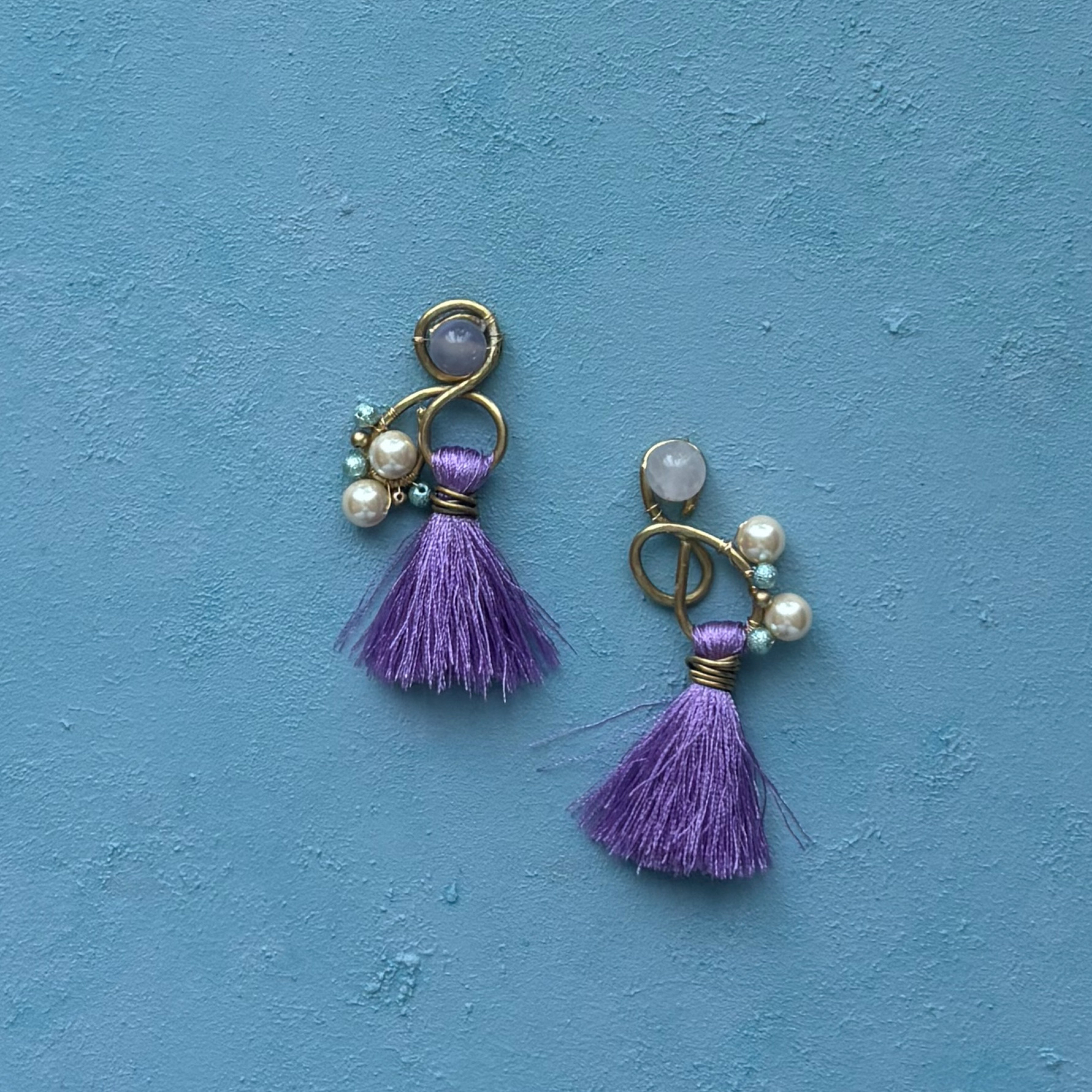 《泡の誓い》ローズクォーツとパールビーズ／真鍮イヤーアクセサリー