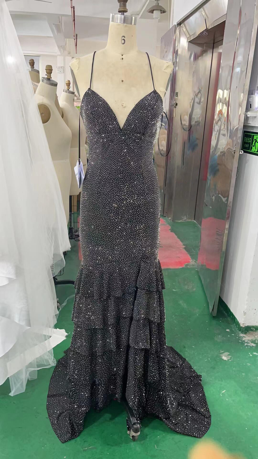 優雅キラキラグッリター　ブラック　たっぷりなストーン　ギャザー　目立つ　パーティードレス　スレンダーライン　痩せて見える