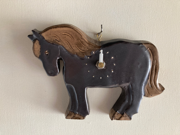 馬の掛け時計（黒鹿毛）（陶製） 1枚目の画像