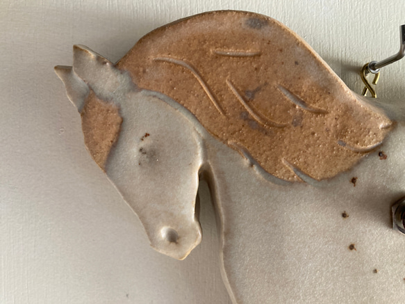 馬の掛け時計（栗毛）（陶製） 2枚目の画像