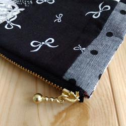 リバティ&刺繍&チェック他　パッチワークの16cmファスナーフラットポーチ　内ポケット　黒系　494　クリスマス 5枚目の画像