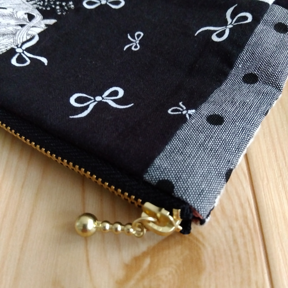 リバティ&刺繍&チェック他　パッチワークの16cmファスナーフラットポーチ　内ポケット　黒系　494　クリスマス 5枚目の画像