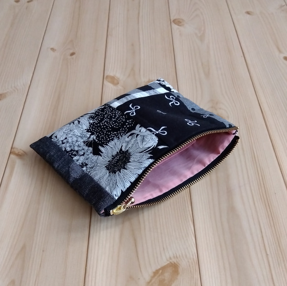 リバティ&刺繍&チェック他　パッチワークの16cmファスナーフラットポーチ　内ポケット　黒系　494　クリスマス 3枚目の画像