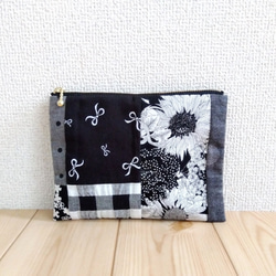 リバティ&刺繍&チェック他　パッチワークの16cmファスナーフラットポーチ　内ポケット　黒系　494　クリスマス 1枚目の画像