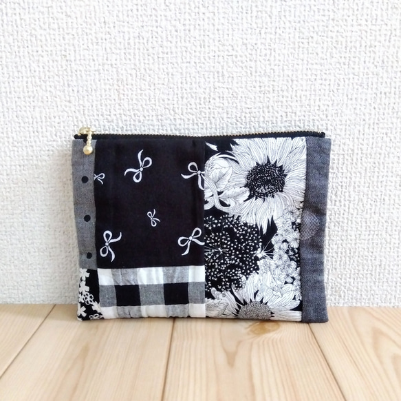 リバティ&刺繍&チェック他　パッチワークの16cmファスナーフラットポーチ　内ポケット　黒系　494　クリスマス 1枚目の画像