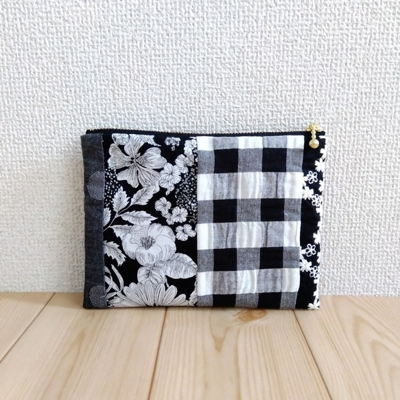 リバティ&刺繍&チェック他　パッチワークの16cmファスナーフラットポーチ　内ポケット　黒系　494　クリスマス 2枚目の画像