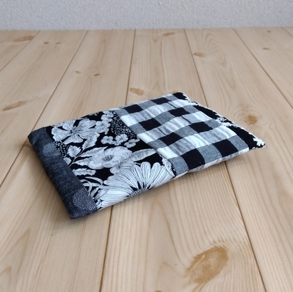 リバティ&刺繍&チェック他　パッチワークの16cmファスナーフラットポーチ　内ポケット　黒系　494　クリスマス 4枚目の画像