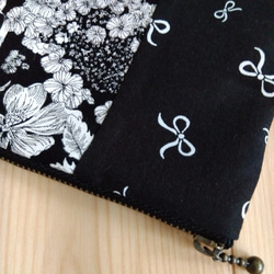 リバティ&刺繍&チェック他　パッチワークの大きめ20cmファスナーのフラットポーチ　内ポケット　黒系　493　クリスマス 5枚目の画像