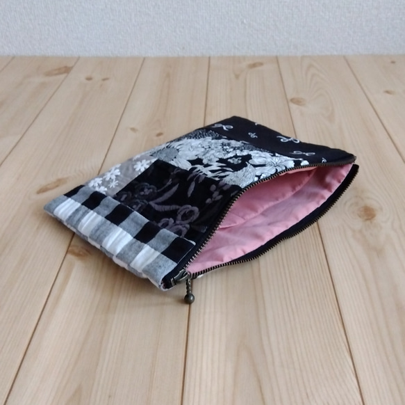 リバティ&刺繍&チェック他　パッチワークの大きめ20cmファスナーのフラットポーチ　内ポケット　黒系　493　クリスマス 3枚目の画像