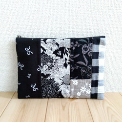 リバティ&刺繍&チェック他　パッチワークの大きめ20cmファスナーのフラットポーチ　内ポケット　黒系　493　クリスマス 1枚目の画像