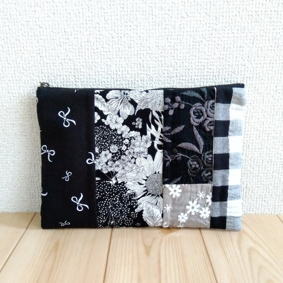 リバティ&刺繍&チェック他　パッチワークの大きめ20cmファスナーのフラットポーチ　内ポケット　黒系　493　クリスマス 1枚目の画像