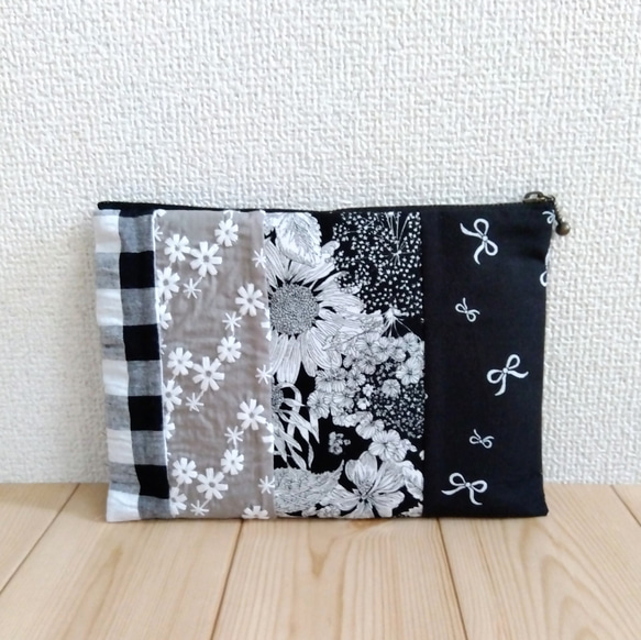 リバティ&刺繍&チェック他　パッチワークの大きめ20cmファスナーのフラットポーチ　内ポケット　黒系　493　クリスマス 2枚目の画像