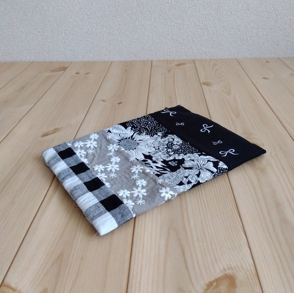 リバティ&刺繍&チェック他　パッチワークの大きめ20cmファスナーのフラットポーチ　内ポケット　黒系　493　クリスマス 4枚目の画像