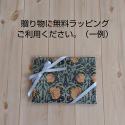 リバティ&刺繍&チェック他　パッチワークの大きめ20cmファスナーのフラットポーチ　内ポケット　黒系　493　クリスマス 8枚目の画像