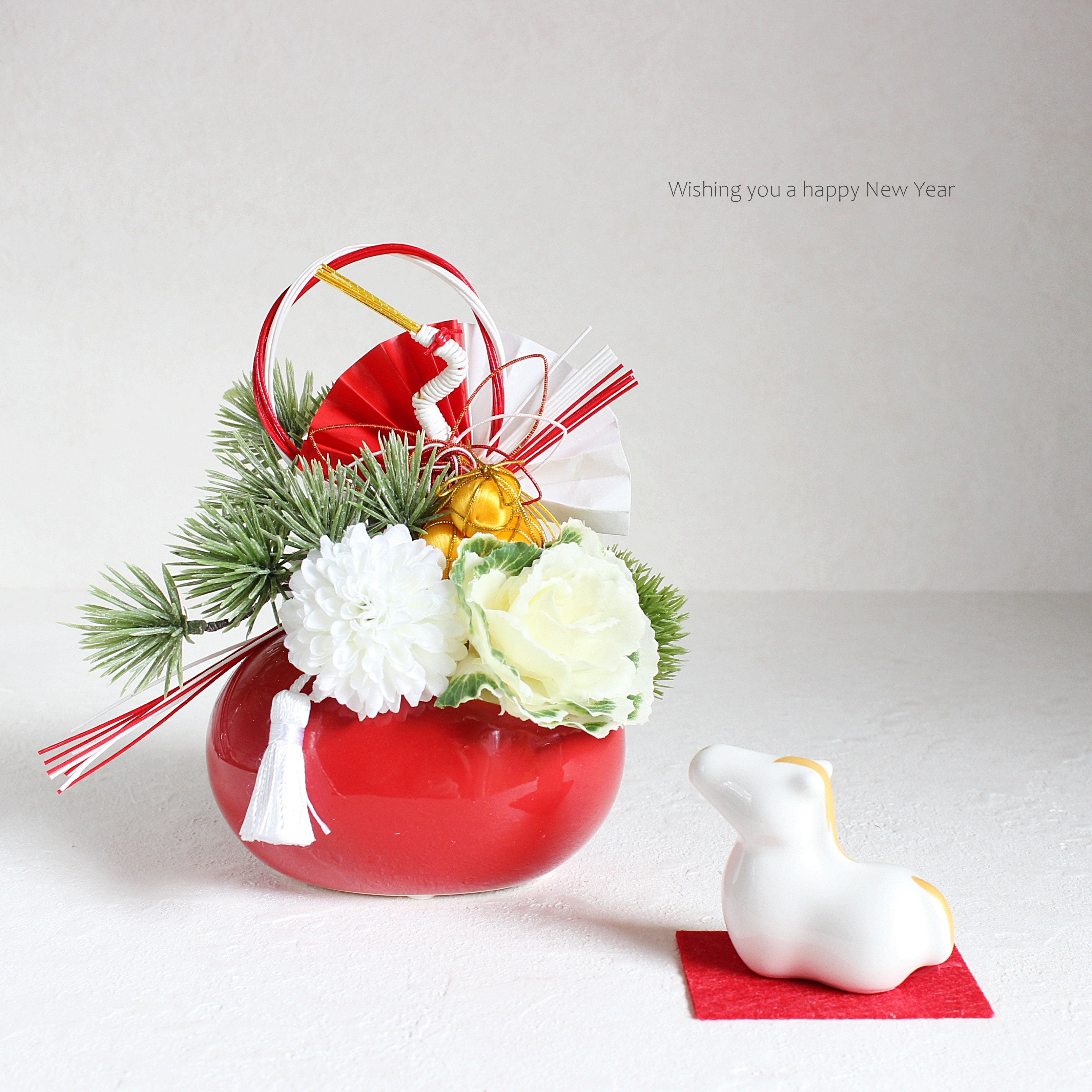 迎春飾り／赤の華やぎと白葉牡丹の新春アレンジ〈干支馬付き〉 R&yO87