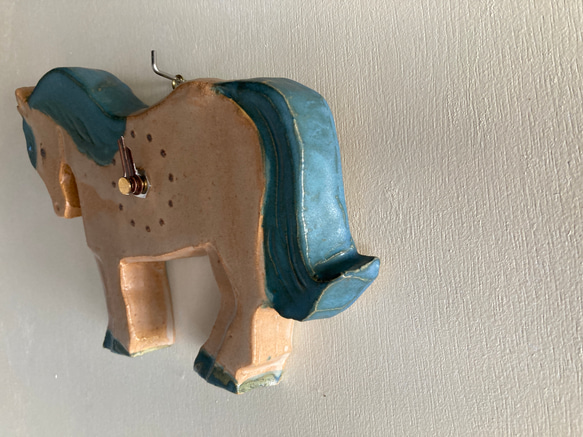 馬の掛け時計（青たてがみ）（陶製） 4枚目の画像