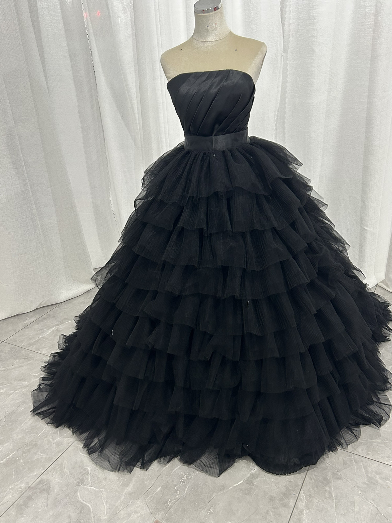 送料無料！カラードレス ブラック ベアトップ ティアードのドレス プリーツスカート オーバースカート 結婚式