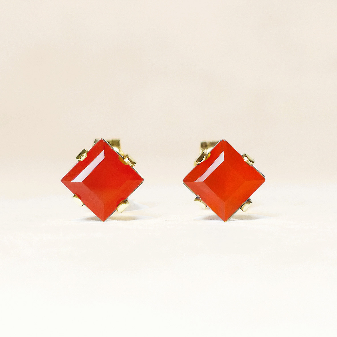 秋色の宝石。紅葉色のカーネリアン・ピアス　[送料無料]