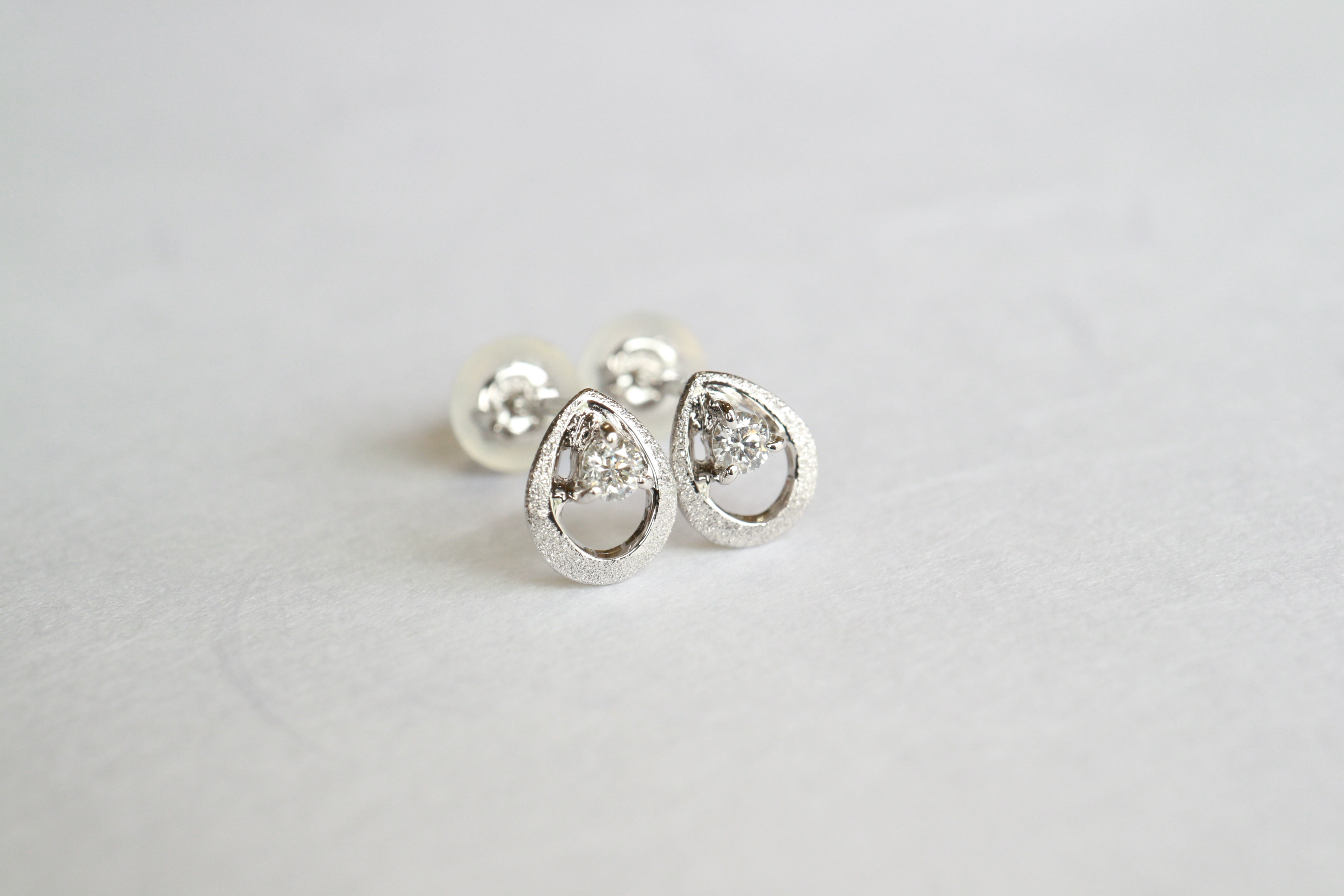 ダイヤモンド　「月の雫」　スターダスト梨地　一粒石スタッドピアス　プラチナ９００