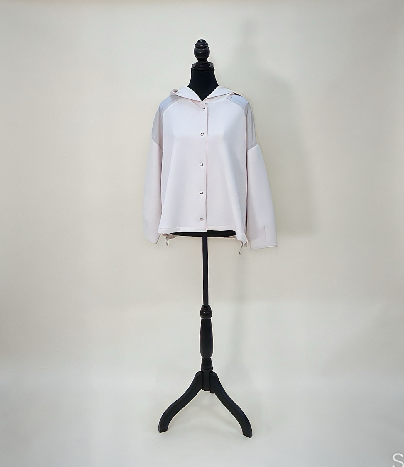 軽さとマシュマロタッチのダンボールジャージとナイロンタフタがコンビになったアウター