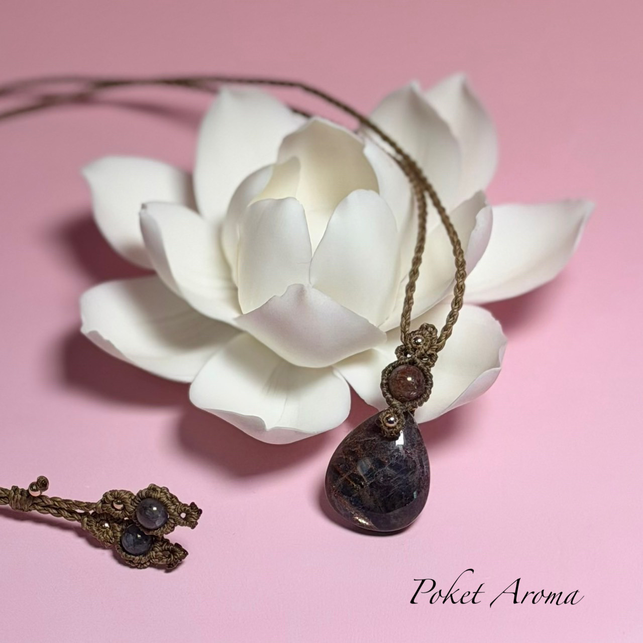 『夜明光』アイオライトサンストーンのマクラメペンダントネックレス