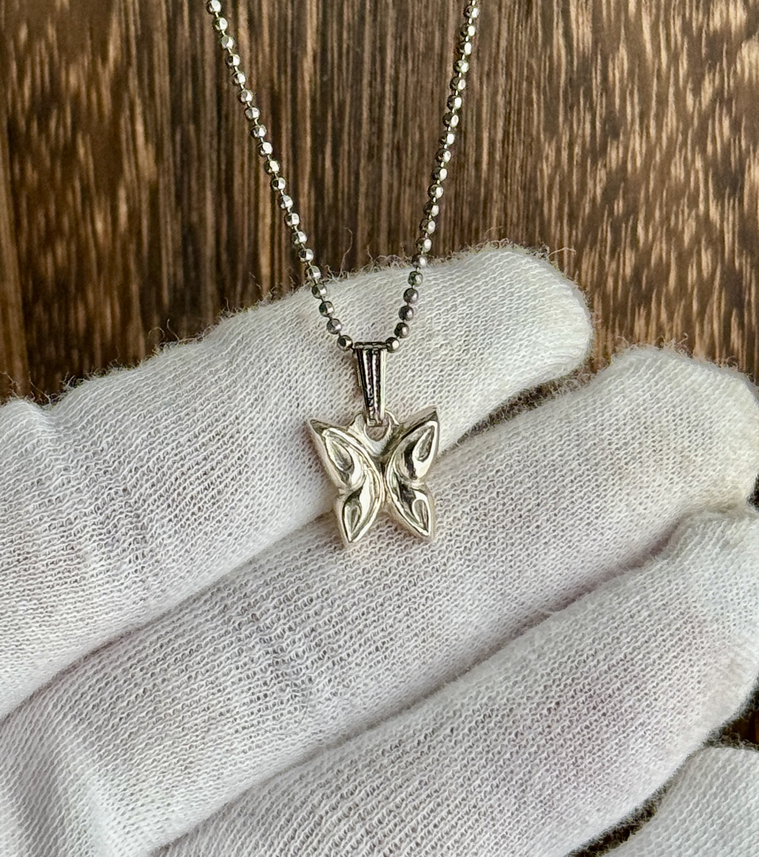 【純銀ピュアシルバーSV999】蝶ネックレス