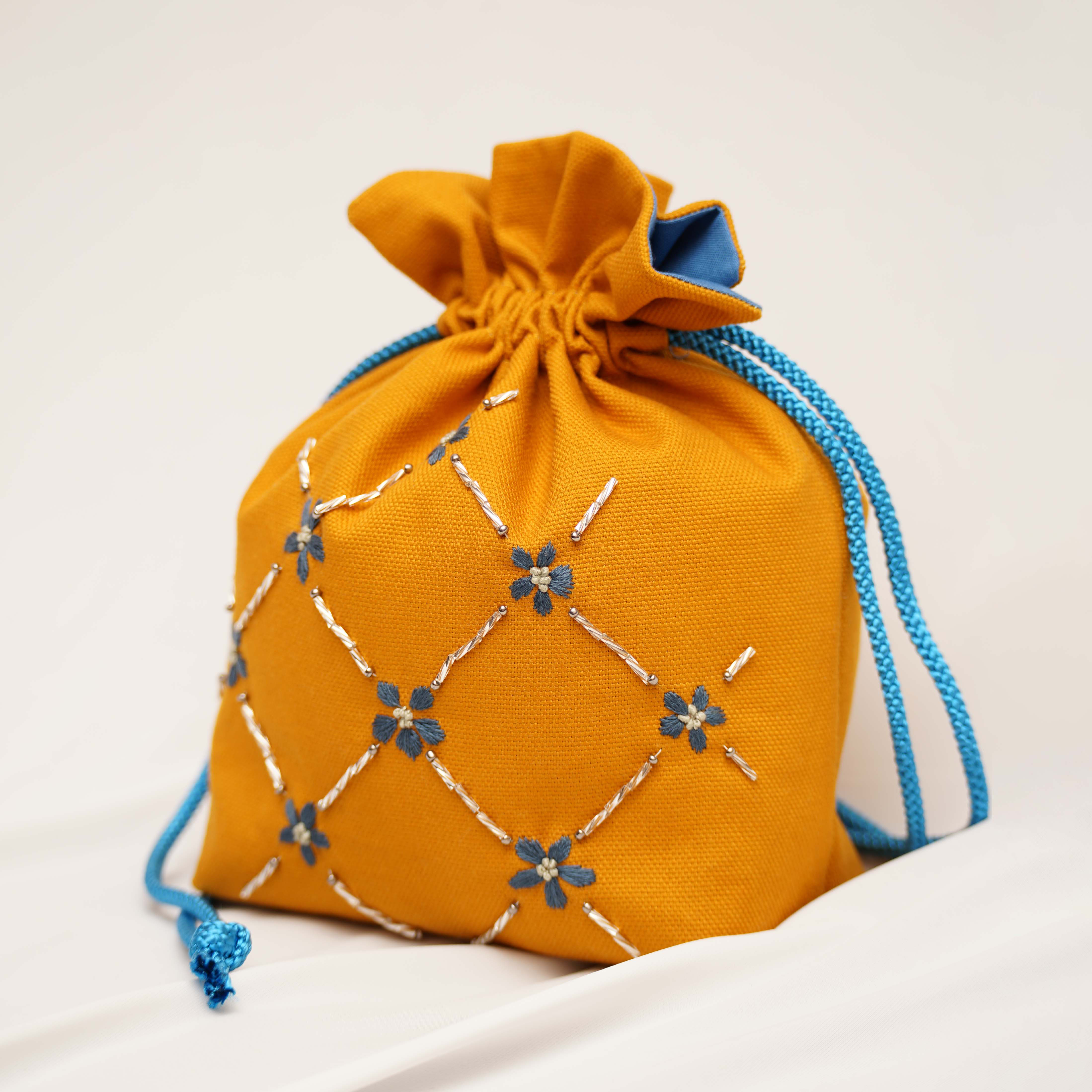 花格子の手刺繍×ビーズ刺繍｜マスタード×ブルーの巾着ポーチ