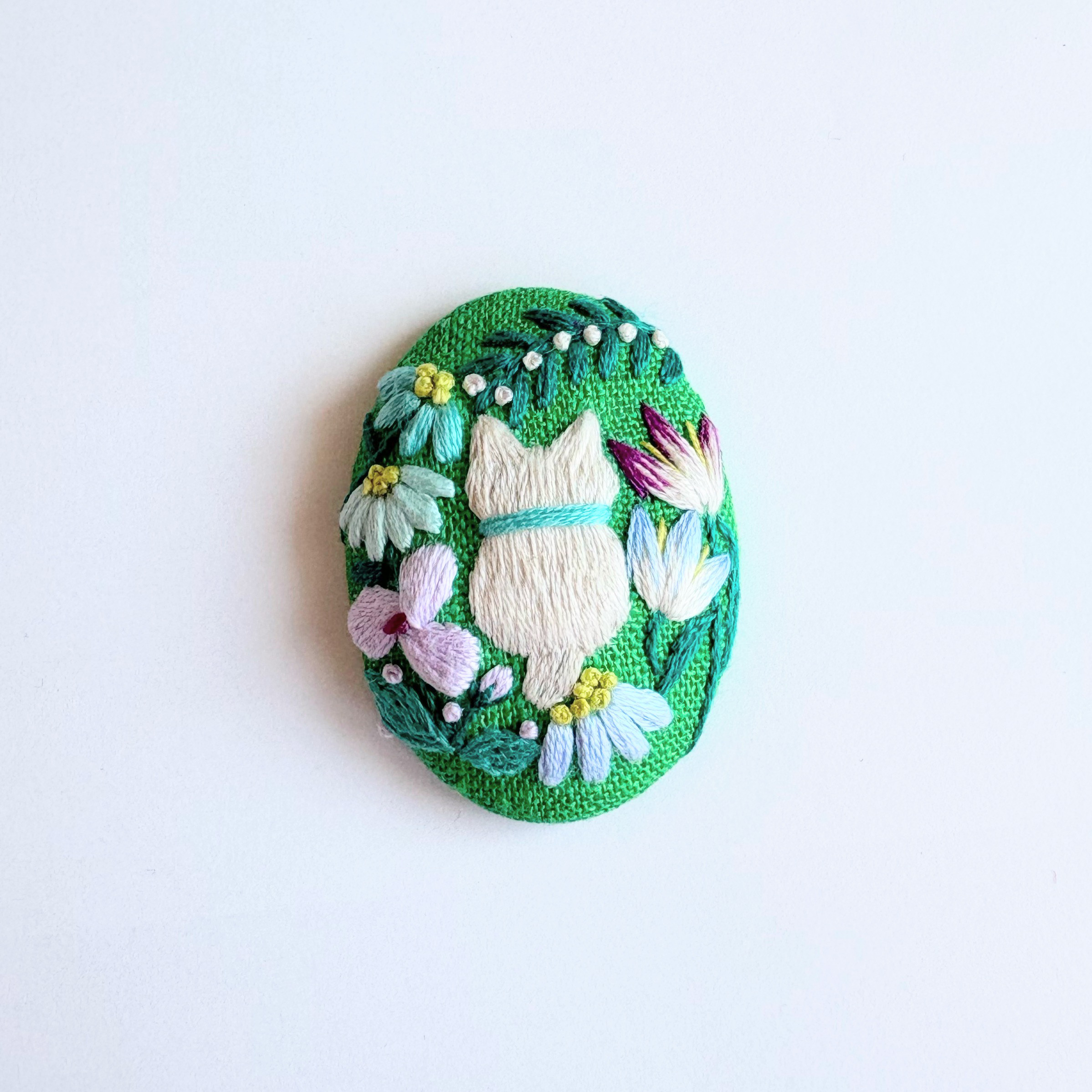 こねこと草花の刺繍ブローチ【Botanical】#422