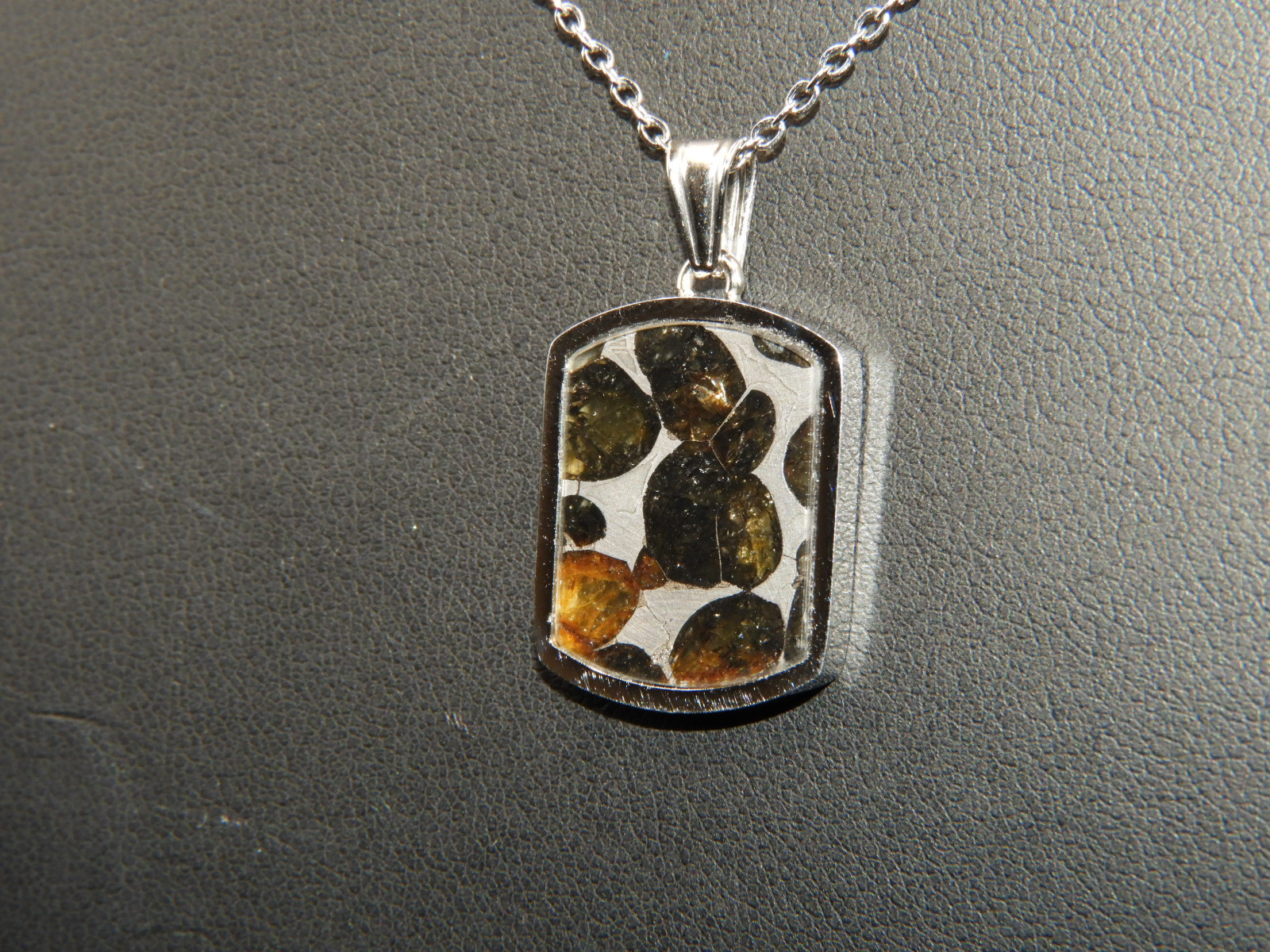 新作！宇宙の記憶！ロシア産の超貴重なパラサイト隕石のペンダントトップ！天然石　１０