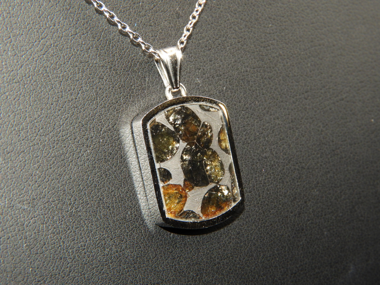 新作！宇宙の記憶！ロシア産の超貴重なパラサイト隕石のペンダントトップ！天然石　１０