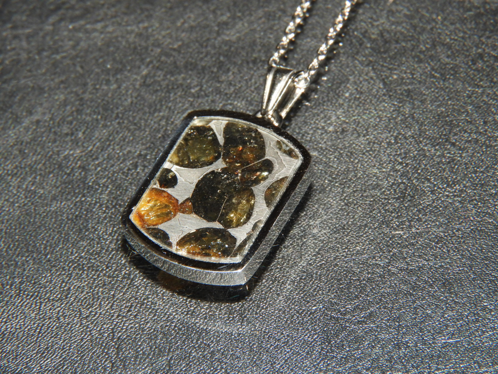 新作！宇宙の記憶！ロシア産の超貴重なパラサイト隕石のペンダントトップ！天然石　１０