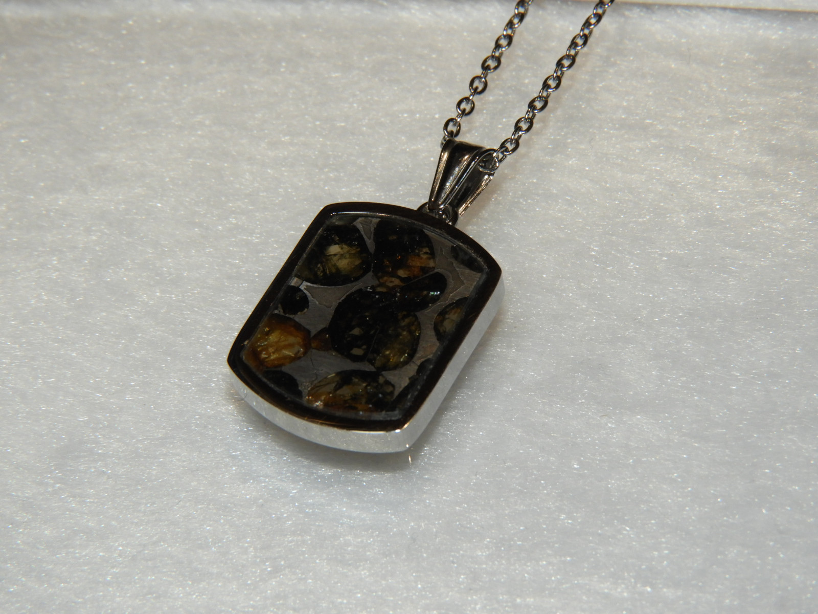 新作！宇宙の記憶！ロシア産の超貴重なパラサイト隕石のペンダントトップ！天然石　１０