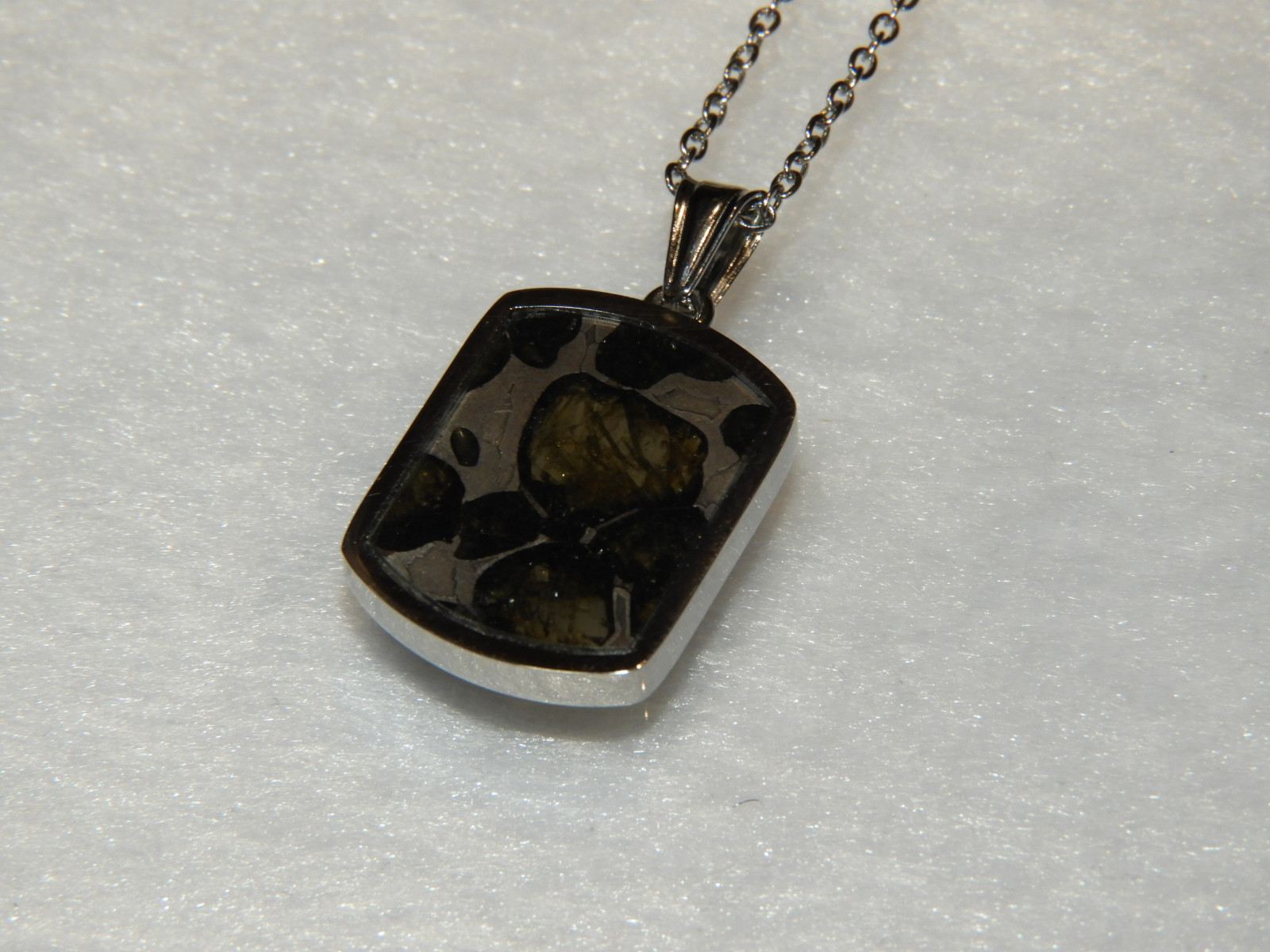 新作！宇宙の記憶！ロシア産の超貴重なパラサイト隕石のペンダントトップ！天然石　１１