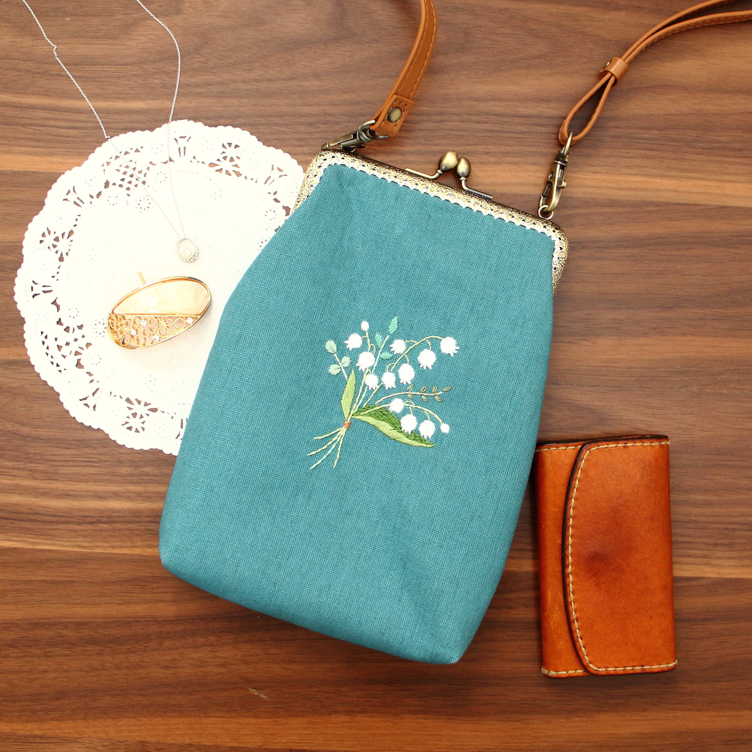 手刺繡のがま口ショルダー　すずらんのブーケ