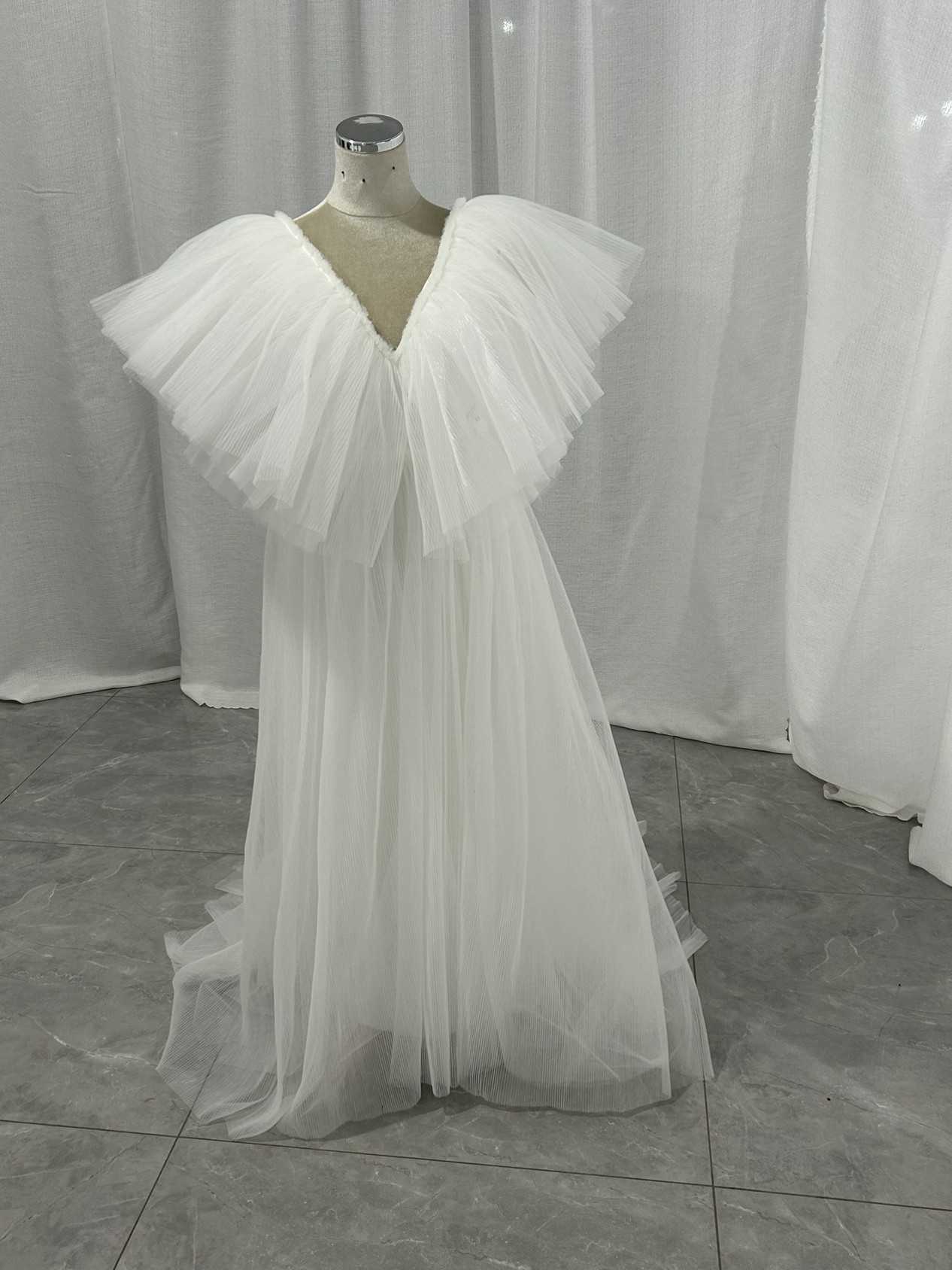 美品！ウエディングドレス  Vネック  ソフトチュール /短トレーン 結婚式/披露宴