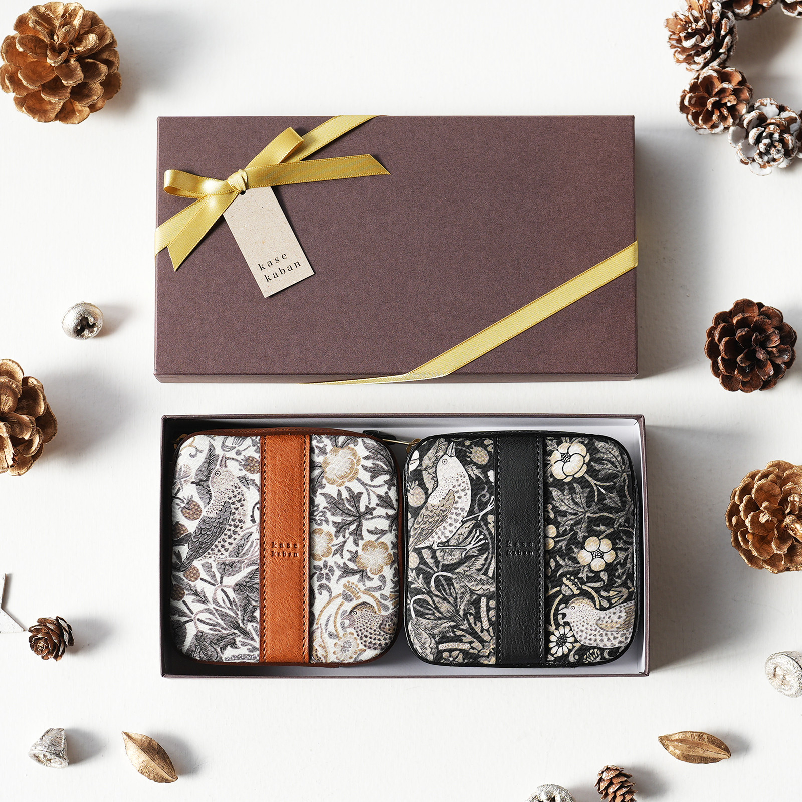 【ホリデーボックス】 上質ないちご泥棒柄のミニポーチ2点セット