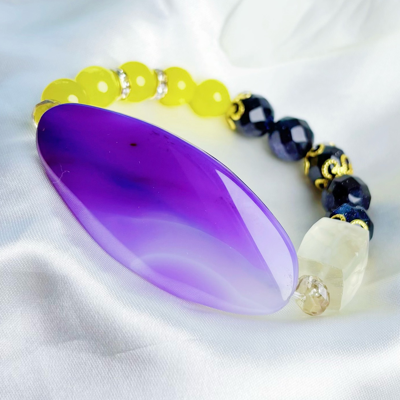 コーデを格上げ！<紫メノウ×紫金石×イエローカルセドニー×レモンクォーツ×シャンパンクォーツ>艶やか天然石ブレスレット