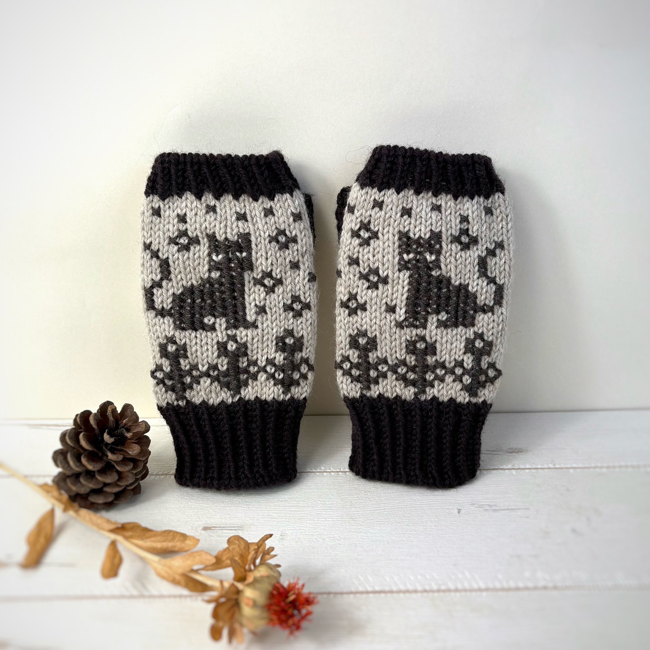 猫刺繍のハーフミトン(D.Brown)