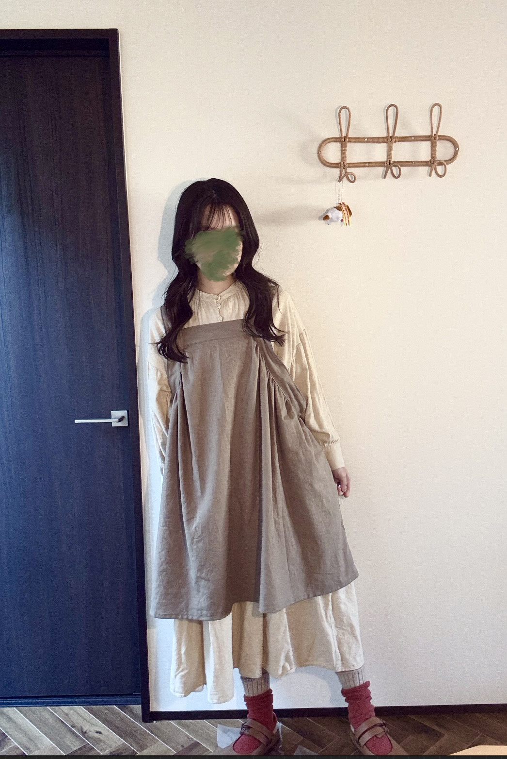 ハイイロチョッキリ　ギャザーたっぷりエプロンワンピース　モカブラウン