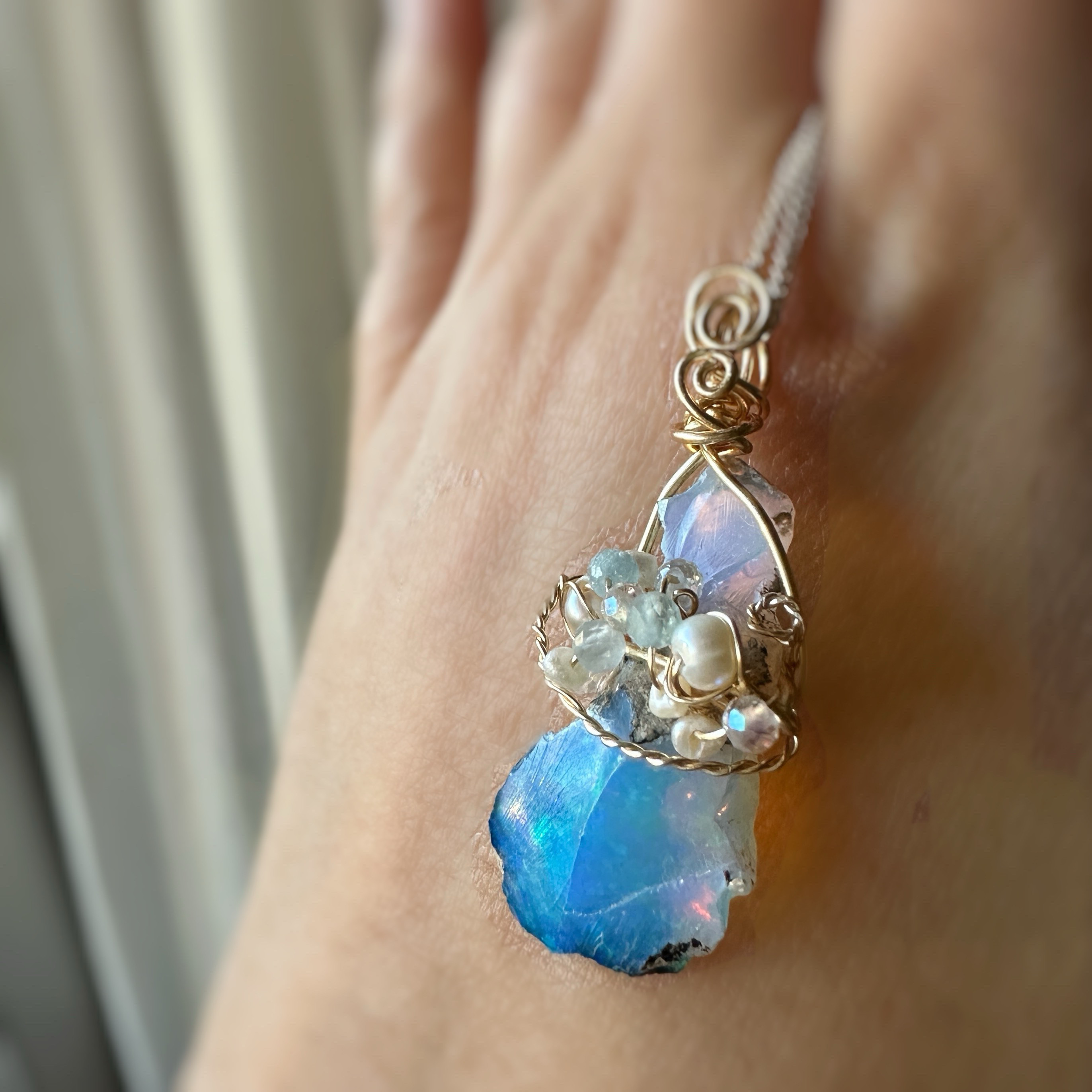 遊色煌く✴︎天の川のようなエチオピアオパールのワイヤージュエリー