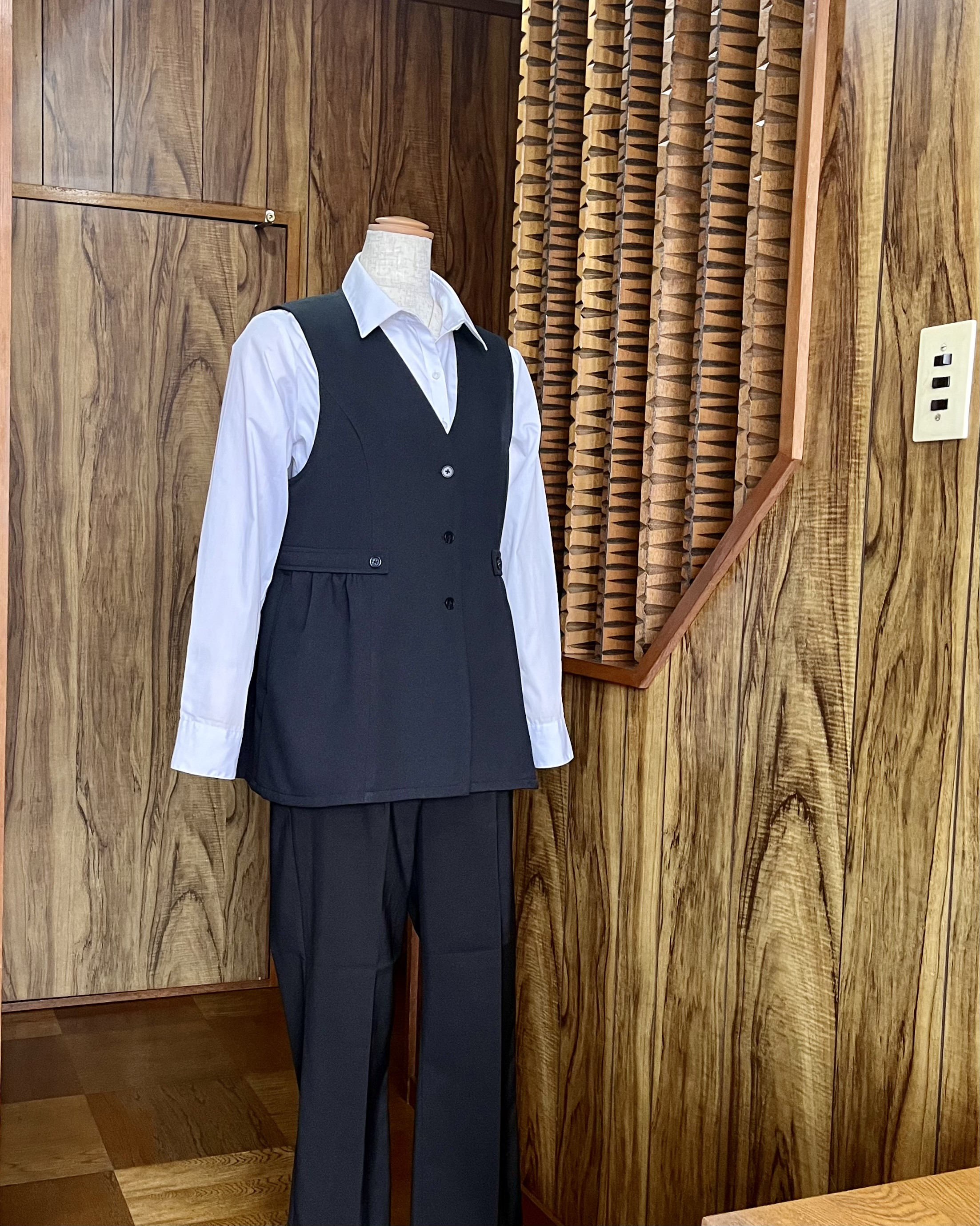 おしゃれなベスト風トップス  Lサイズ　黒っぽい紺色