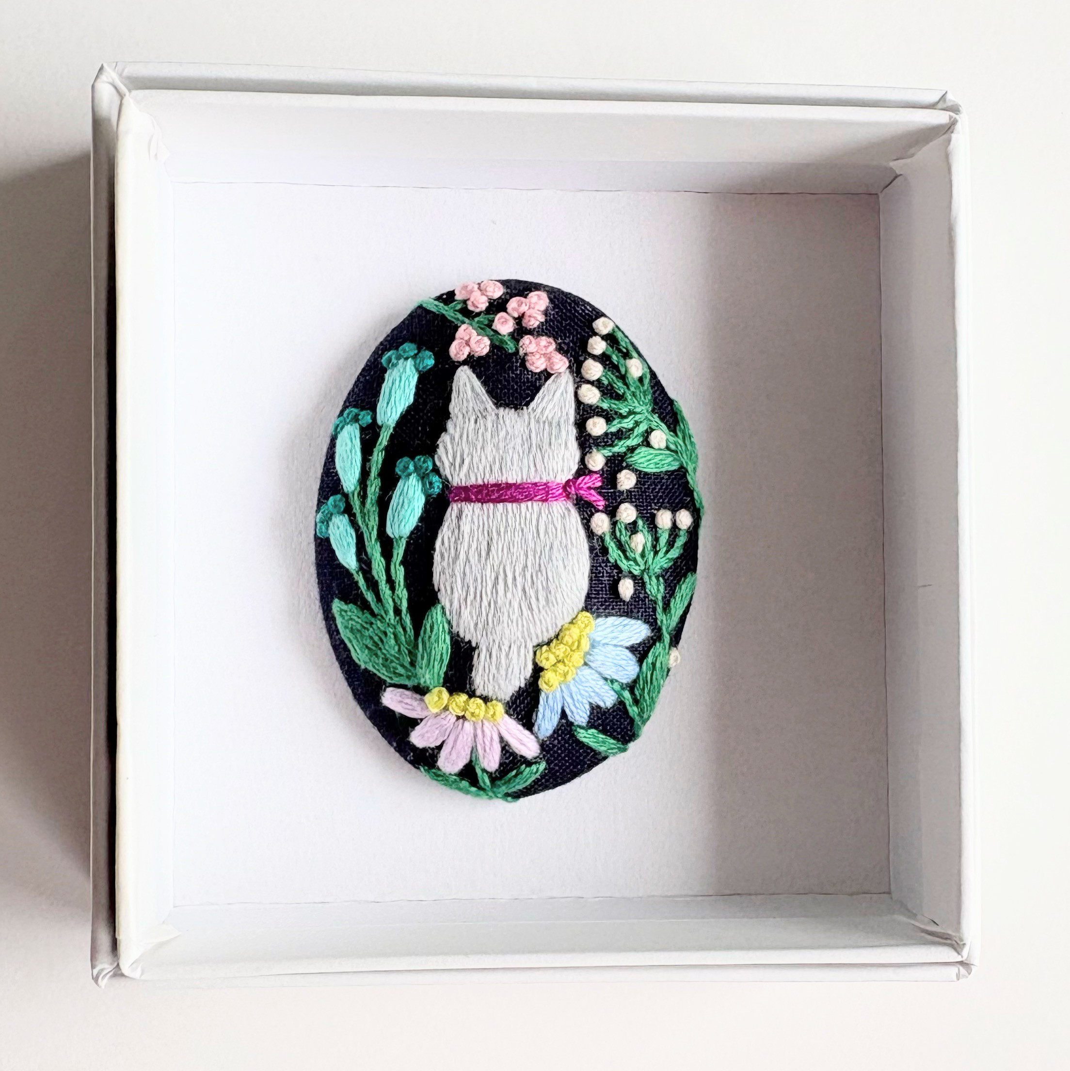 こねこと草花の刺繍ブローチ【Botanical】#423