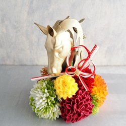 午年モチーフとマムのモダンお正月アレンジ/馬のオブジェ×和モダンマム 1枚目の画像