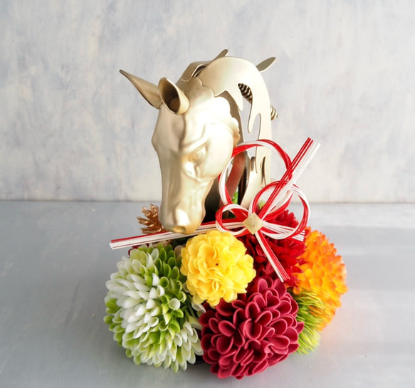 午年モチーフとマムのモダンお正月アレンジ/馬のオブジェ×和モダンマム 1枚目の画像