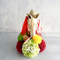 午年モチーフとマムのモダンお正月アレンジ/馬のオブジェ×和モダンマム 4枚目の画像