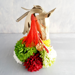 午年モチーフとマムのモダンお正月アレンジ/馬のオブジェ×和モダンマム 9枚目の画像