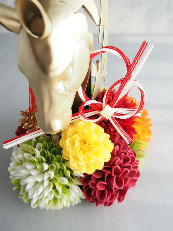 午年モチーフとマムのモダンお正月アレンジ/馬のオブジェ×和モダンマム 11枚目の画像