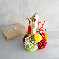 午年モチーフとマムのモダンお正月アレンジ/馬のオブジェ×和モダンマム 7枚目の画像